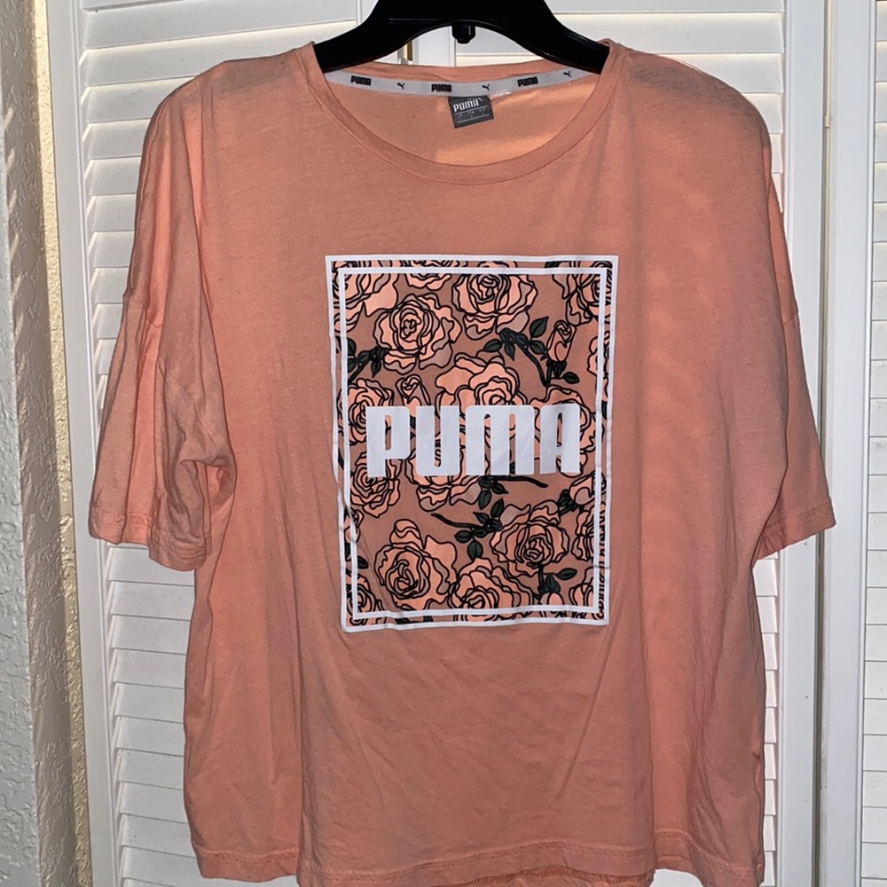 Cute and comfortable pull on T-shirt. Size large